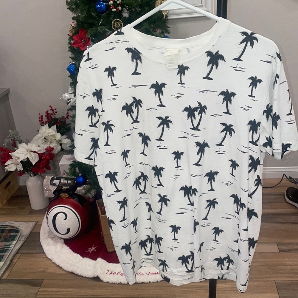 MENS size small H&M BRAND Tee covered with palm trees